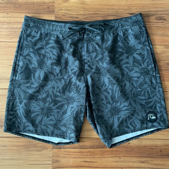 Quiksilver Other - MENS QUIKSILVER FLORAL CHARCOAL BOARD SHORTS 36